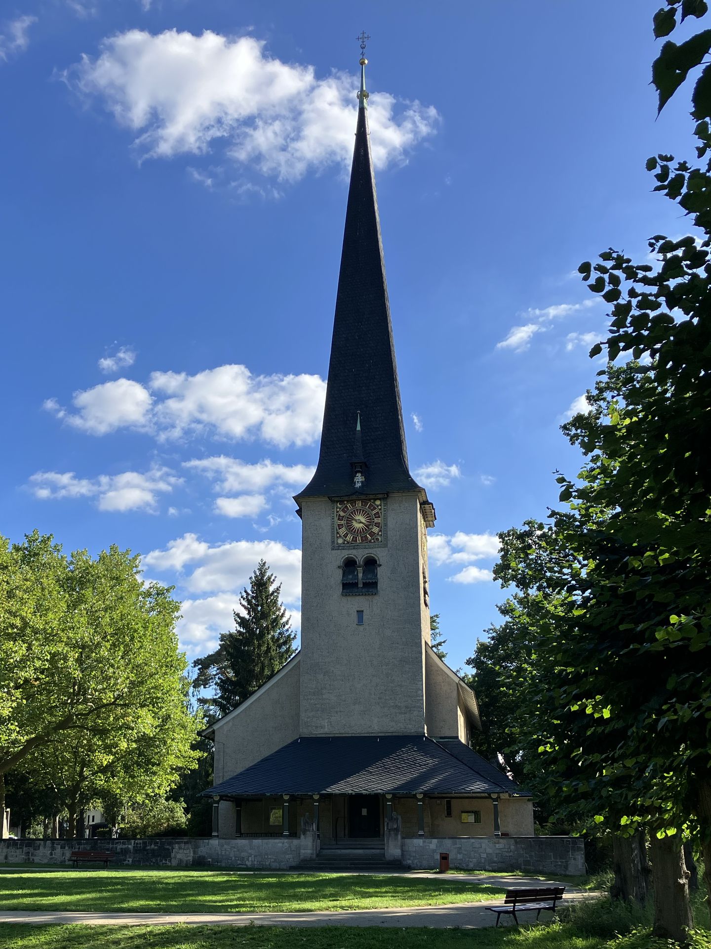 Kirche vom Kirchplatz aus gesehen